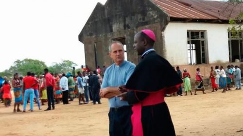 Desde Mozambique y a la espera de Francisco, el cura de Racing no puede creer la paridad del peso con el metical