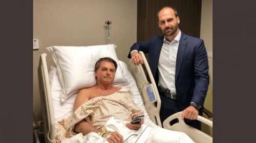 El diputado Bolsonaro posa con un arma junto a su padre