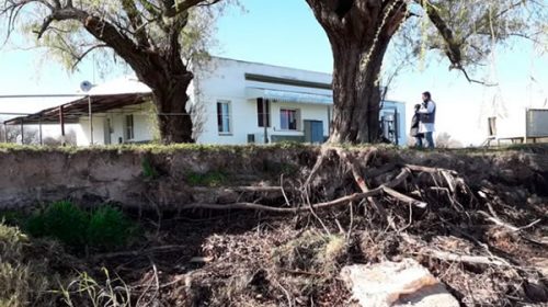 Alertan que el río erosiona la costa y podría llevarse una escuela