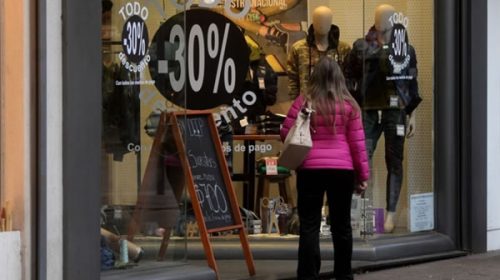 El consumo masivo cayó 12% en agosto