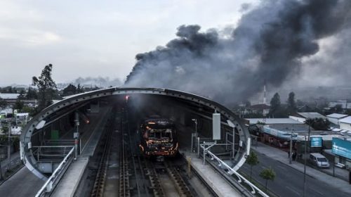 Chile enfrenta su primer día hábil tras el toque de queda