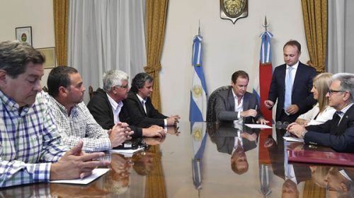 Bordet firmó contratos de obras educativas y hospitalarias por casi 12 millones de pesos