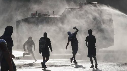 Con cañones de agua reprimieron en Santiago de Chile la ‘marcha del millón de máscaras’