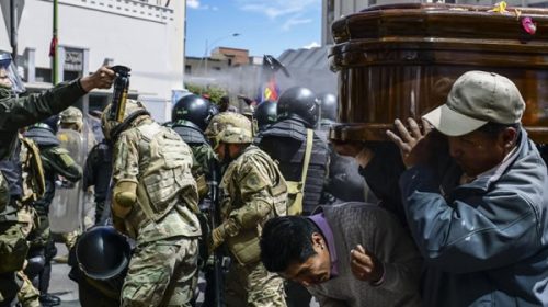 Tras reprimir a los familiares de sus víctimas, Jeanine Áñez pidió ayuda al Papa