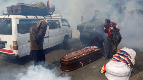 La Policía de Bolivia reprimió una protesta que llevaba féretros de manifestantes asesinados