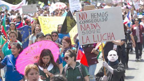 Miles de chilenos marchan por una educación sin lucro