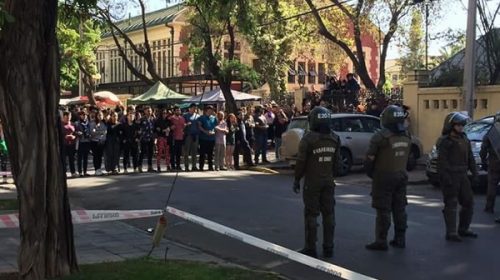 Docentes chilenos protegen a los estudiantes de los Carabineros