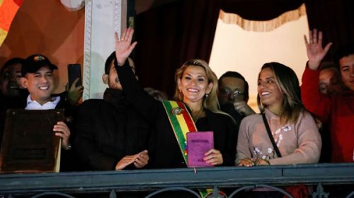 Sin quórum, Jeanine Añez se autoproclamó presidenta en La Paz