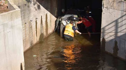Bomberos de toda la provincia buscan a la joven que cayó al arroyo en Paraná