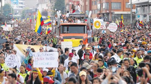 Los colombianos protestan con música y cacerolas