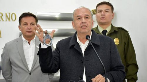 Con esposas en la mano, un ministro del gobierno de facto desafió a Evo a volver a Bolivia