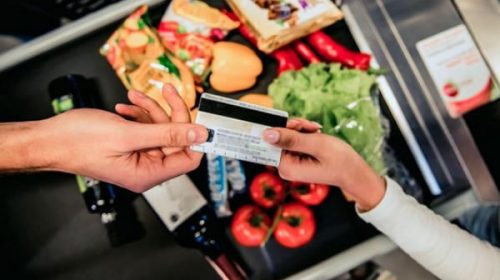 El 60% de lo gastado con la Tarjeta AlimentAR fue para comprar “alimentos recomendables”