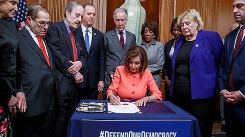 Envían al Senado los cargos para el juicio político y Donald Trump se muestra furioso