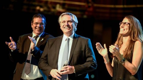 “Alberto presidenta”, le coreó el feminismo
