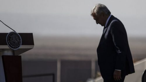 AMLO choca con el movimiento feminista y cae su imagen