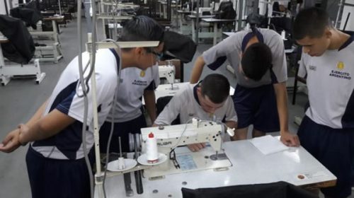 El Ejército producirá alcohol en gel y barbijos por el coronavirus