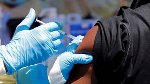 El primer voluntario ya recibió la dosis experimental contra el coronavirus