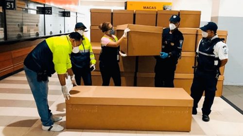 En Ecuador reparten ataúdes de cartón para los muertos por coronavirus En Ecuador reparten ataúdes de cartón para los muertos por coronavirus