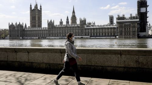 El gobierno británico evalúa extender la cuarentena tras superar la barrera de 10.000 muertes