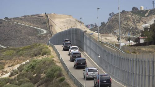 Trump insiste en levantar el muro fronterizo con México