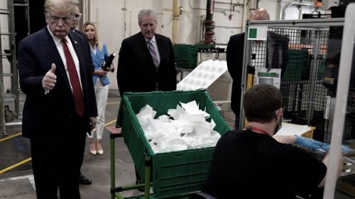 Trump deja Washington y visita una fábrica de barbijos, pero sin barbijo