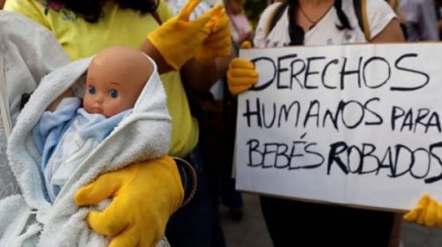 La Justicia abre la puerta para investigar el robo de bebés durante el franquismo