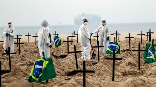 Fosas en la playa de Copacabana en tributo a las víctimas de coronavirus