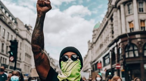 Hamilton le pone el cuerpo a las protestas contra el racismo