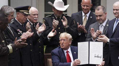 Trump firma un decreto para “reducir el crimen” y “mejorar los estándares” de la Policía