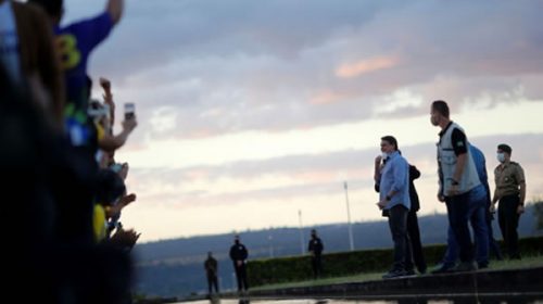 Enfermo de coronavirus, Bolsonaro recibió a simpatizantes en la residencia presidencial