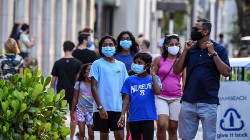 Gobernadores de Estados Unidos frenan las reaperturas