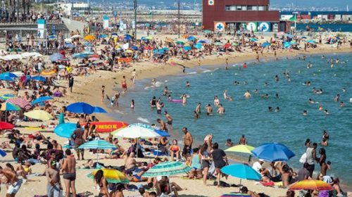 España: fuerte repunte de casos de coronavirus obliga a cerrar playas de Barcelona