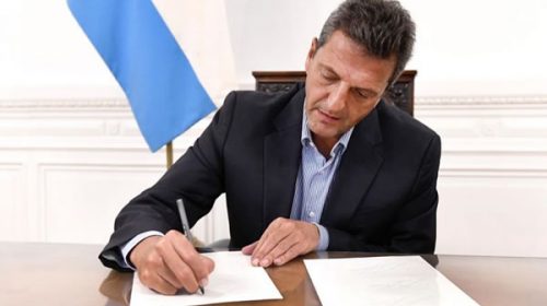 Massa firmó las leyes de Donación de Plasma, Fibrosis Quística y Recetas Digitales
