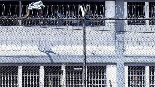 Más de 30 presos escaparon de una cárcel brasileña cerca de la triple frontera