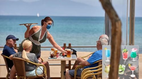 El verano europeo se hunde con alzas de contagios y caos en el turismo
