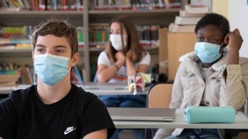 Francia cierra 22 de las escuelas reabiertas tras detectar contagios de coronavirus