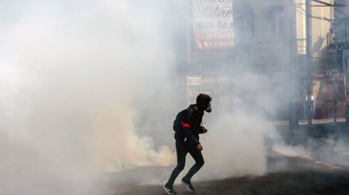 Durante la cuarentena, en Chile limpiaron las pintadas del estallido social