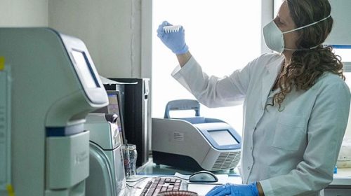 Reino Unido infectará deliberadamente a voluntarios para probar vacunas