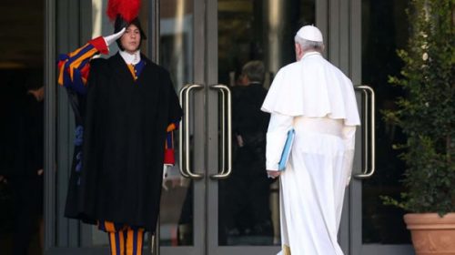 Ya son 11 los guardias suizos con coronavirus y el Vaticano extrema precauciones