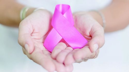 Instan a concurrir a los establecimientos sanitarios ante la aparición de síntomas asociados al cáncer de mama