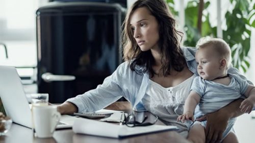 Madres argentinas ganan en promedio $17.000 y tienen deudas que casi triplican los ingresos