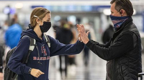 California confinó a 20 millones de personas mientras crecen los casos diarios de Covid-19