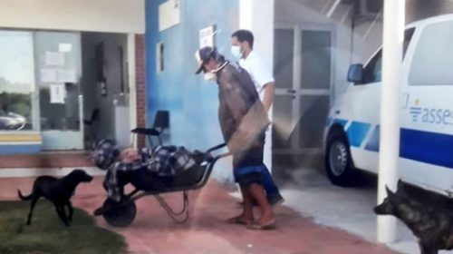 Uruguay: abren investigación por un paciente que murió en policlínica luego de ser trasladado en carretilla