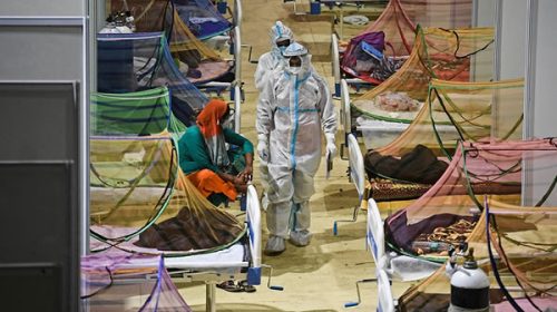India superó los 400.000 casos diarios y el virus sigue sin dar tregua en Brasil