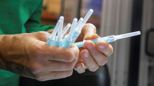 Un ensayo español concluye que AstraZeneca y Pfizer se pueden combinar con seguridad