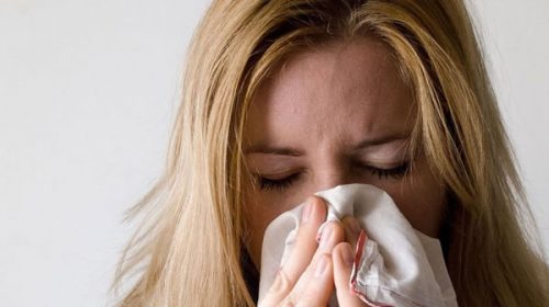 Rinitis y congestión nasal se agregan como posibles síntomas del coronavirus en Argentina