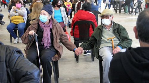 Segunda ola: los números que muestran las miles de vidas salvadas por las vacunas