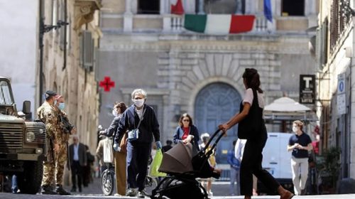 Cuatro regiones de Italia podrían volver al uso de barbijo al aire libre por la suba de contagios