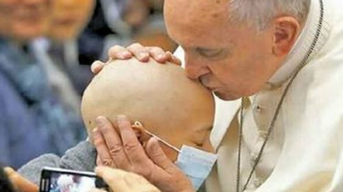 Durante su rehabilitación, Francisco visitó la sala de oncología pediátrica