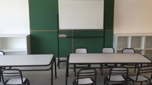 El gobierno equipará con mobiliario a más de 200 escuelas de toda la provincia